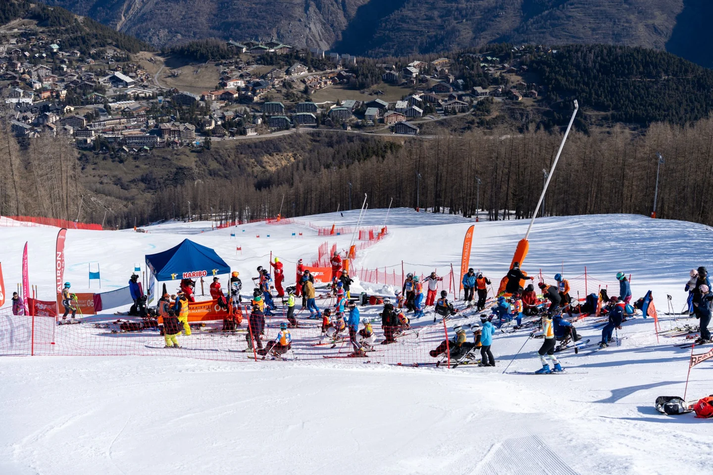 Athlètes et équipes réunis sur les pistes d’Auron pendant les championnats de France de para ski alpin handisport