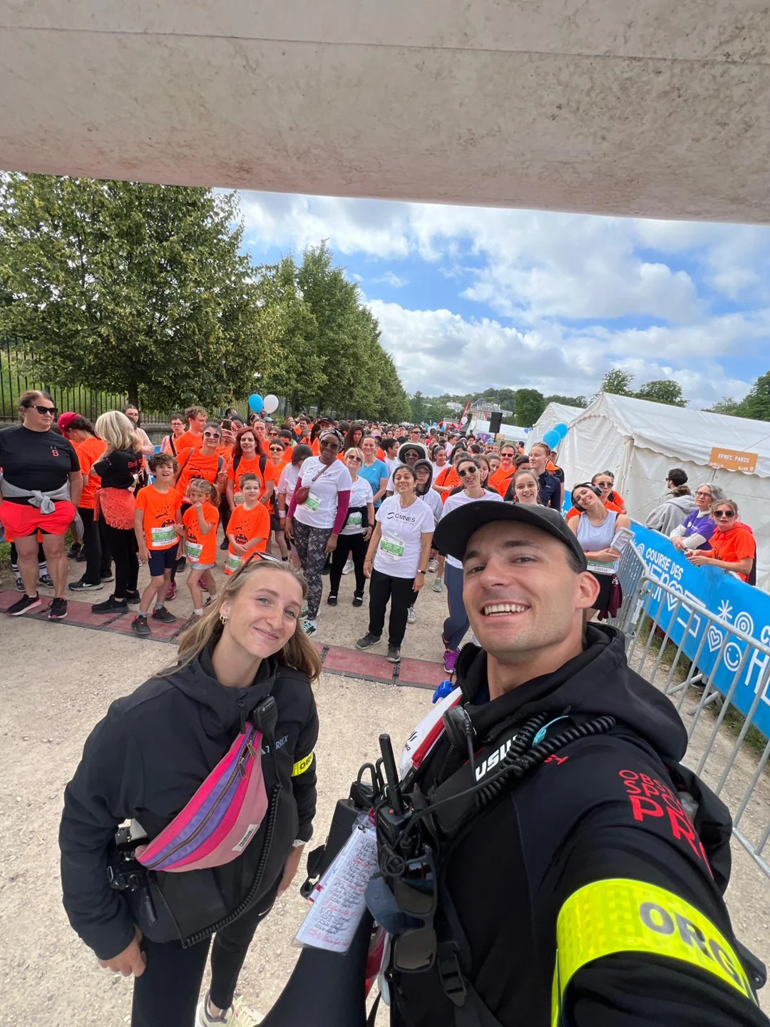 Yannick Michiels et des bénévoles de la Course des Héros sur le site de Saint-Cloud